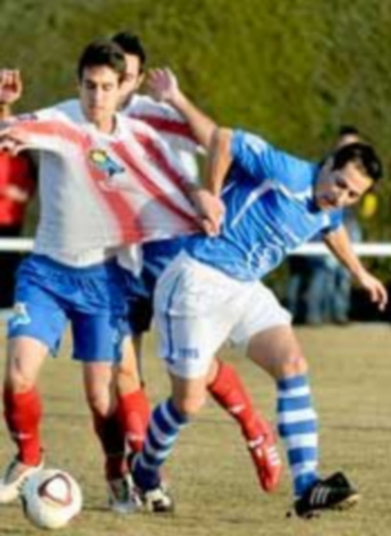 César Bravo lucha por la posesión del balón con un rival del Bembibre