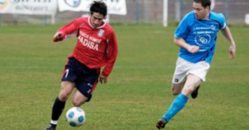Yónathan persigue a Barrera en un momento del encuentro disputado ayer en el estadio Adolfo Suárez de Ávila. / ANTONIO BARTOLOMÉ (DIARIO DE ÁVILA)