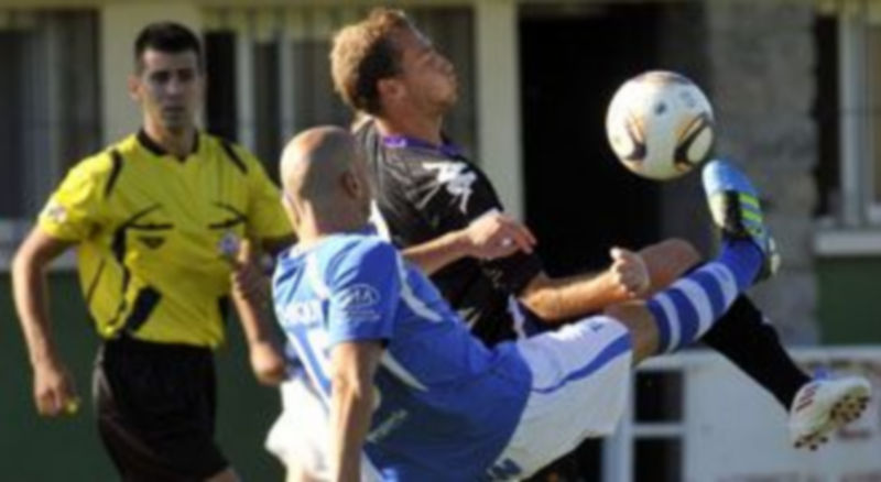 Ambos equipos pelearon por todos los balones