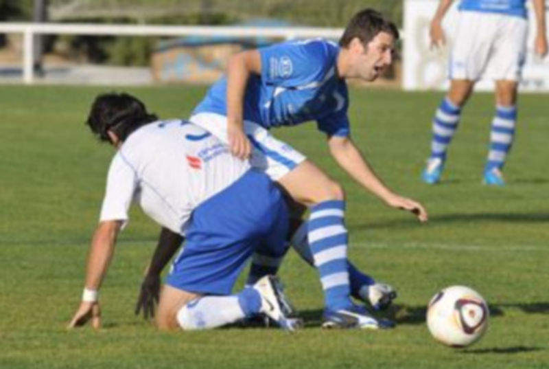 El granjeño Mario levanta la vista para intentar salir con el balón controlado y dejar atrás al defensa del Almazán