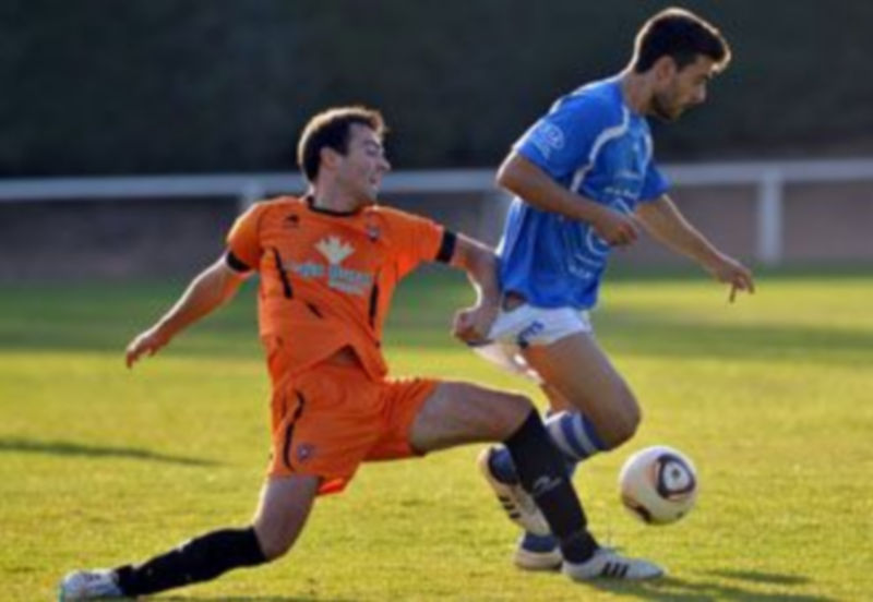 El granjeño Domingo deja atrás a un rival del Burgos Promesas 2000 durante el partido de ayer celebrado en el campo de El Hospital. / Juan Martín.