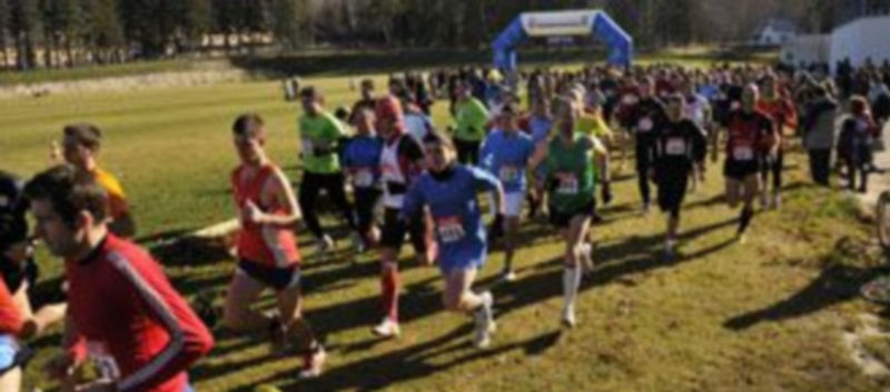 Instante de la salida de la carrera para las categorías de juvenil