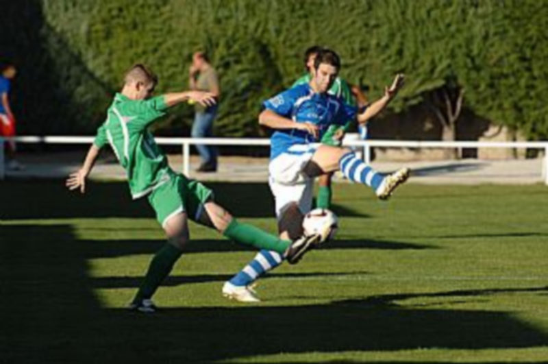 Sin gol no hay puntos 1 El granjeño Mario intenta cortar un balón tras el golpeo de un rival de La Virgen del Camino