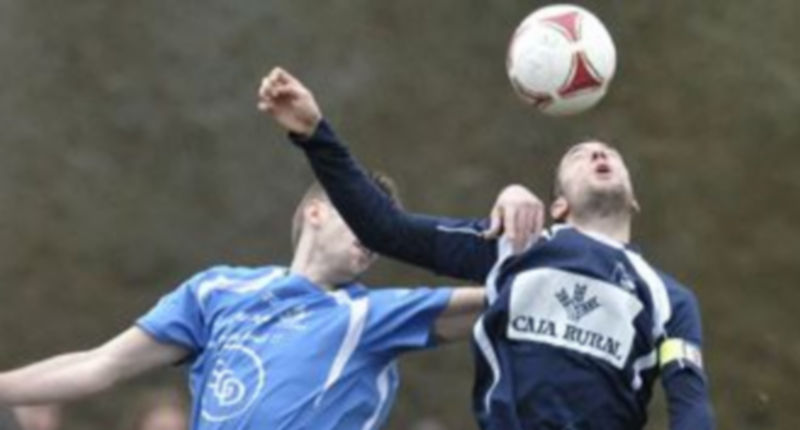 Míchel trata de que el jugador del Villaralbo no consiga conectar con el balón en un envío en largo en una acción del primer tiempo del partido jugado en el campo de El Hospital. / Juan Martín