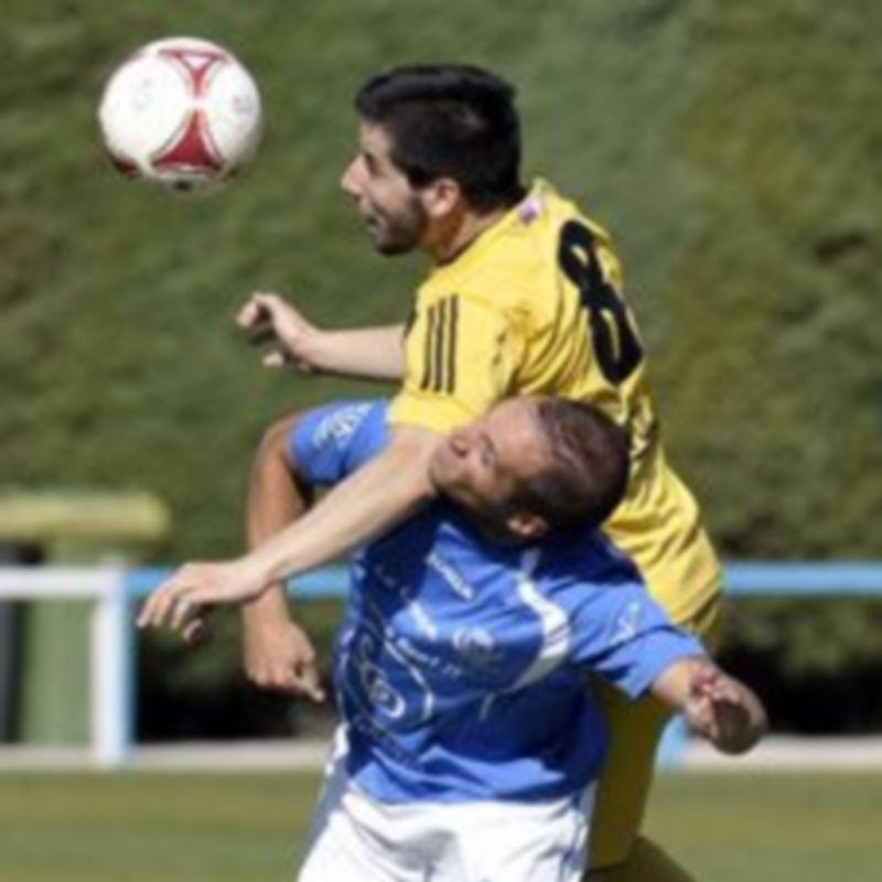 El burgalés Villacé supera salta por encima del jugador granjeño Iván Yubero. / Juan Martín