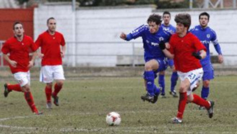 Un instante de lucha por ganar la posición y controlar el balón