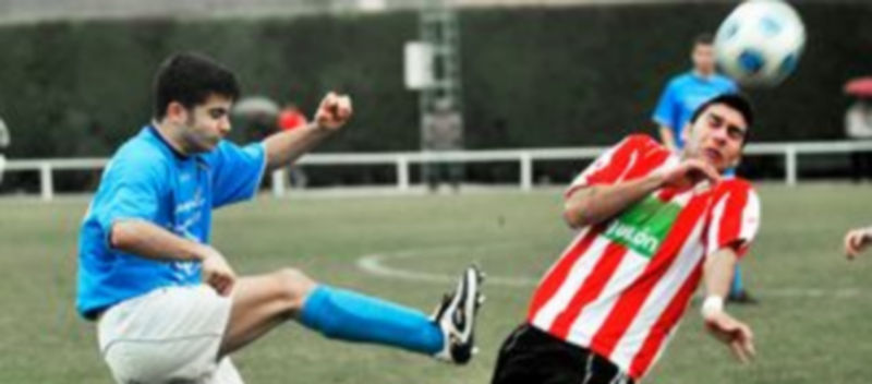 El defensa granjeño Álex II despeja el balón con contundencia ante un rival del Aguilar