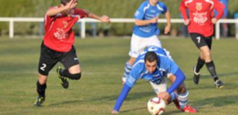 El granjeño Saúl en el suelo frente al balón mientras el bejarano Jesús –autor del gol en propia puerta– corre hacia él. / Kamarero.