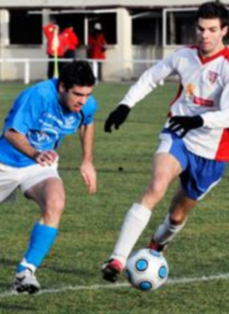 Para volver a la normalidad 2 El granjeño Adrián corre con el balón controlado durante un partido anterior frente al Racing Lermeño. / Kamarero