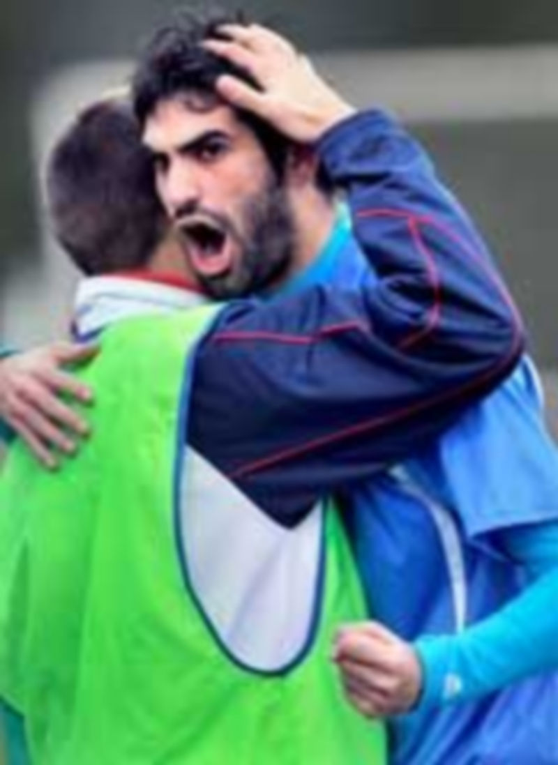 Ricardo se abraza a un compañero tras conseguir el primer gol del Club Deportivo La Granja ante el Racing Lermeño