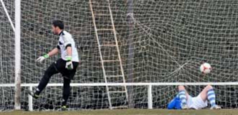 Yiyo golpea el poste después de encajar el primer gol del partido tras un lanzamiento de esquina / Kamarero