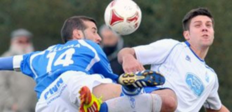 El capitán granjeño Pluma choca su pierna con la de un rival del Almazán
