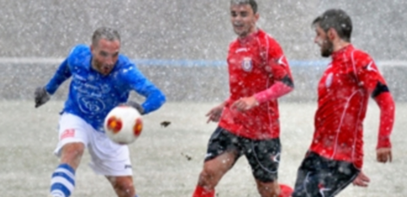 Iván golpea la pelota ante la presión de dos jugadores del Real Ávila. / Kamarero