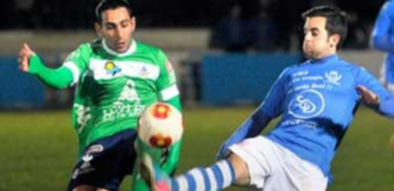 Kike intenta controlar la pelota ante la presión de un jugador del Atlético Astorga. / Kamarero