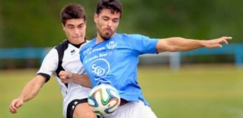 El mediocentro granjeño Domingo protege la pelota con el cuerpo ante la presencia de un rival charro