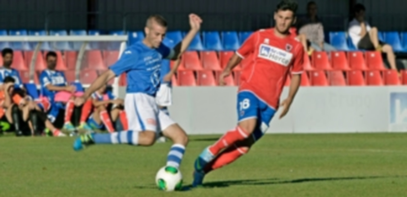 Pluma despeja un balón frente a un jugador del Numancia B.  / Kamarero