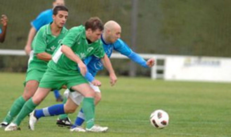 Chiqui intenta marcharse de un defensor durante el partido de la primera vuelta / A.B.