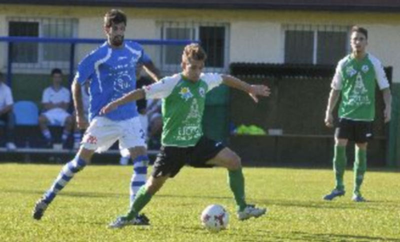 Un jugador del Atlético Astorga protege el balón con su cuerpo
