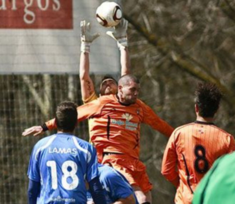Yiyo trata de alcanzar el balón superando el salto de un contrario. / Alberto Rodrigo