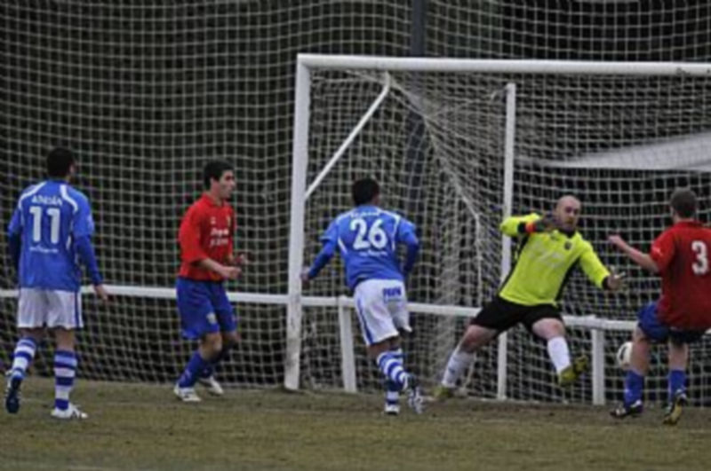 Así consiguió Dani Tejedor el tercer gol del Club Deportivo La Granja. / Juan Martín