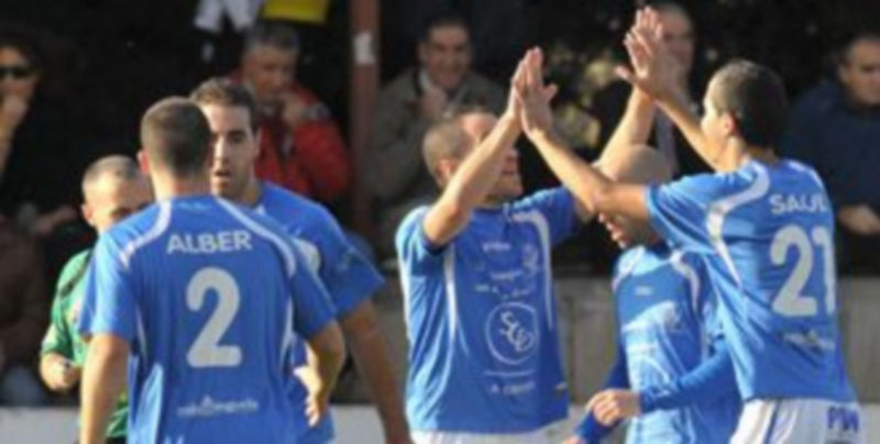 La Granja logró frente a la Ponferradina B su tercera victoria consecutiva 1 Varios jugadores granjeños celebran un gol durante un partido anterior en El Hospital. / Juan Martín.