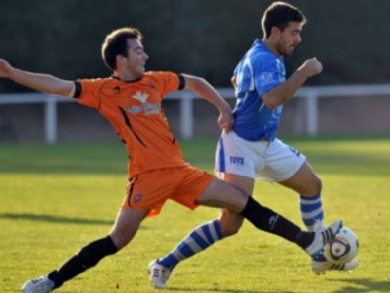 La Granja busca sumar su segunda victoria seguida ante un rival directo 1 Jugada del encuentro de la primera vuelta entre La Granja y el Burgos Promesas. / J.M.