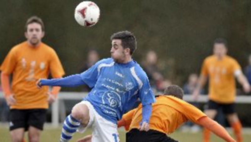 Jugada del encuentro de esta tarde entre el CD La Granja y el Unami. / J.M.