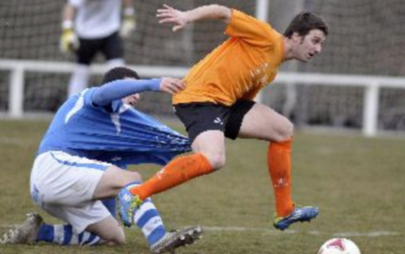 El defensa granjeño Alberto es agarrado por la camiseta por Mario