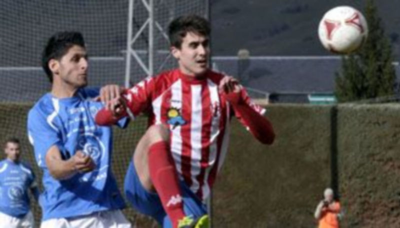 Jugada del encuentro de esta tarde entre La Granja y el Bembibre. / JUAN MARTÍN