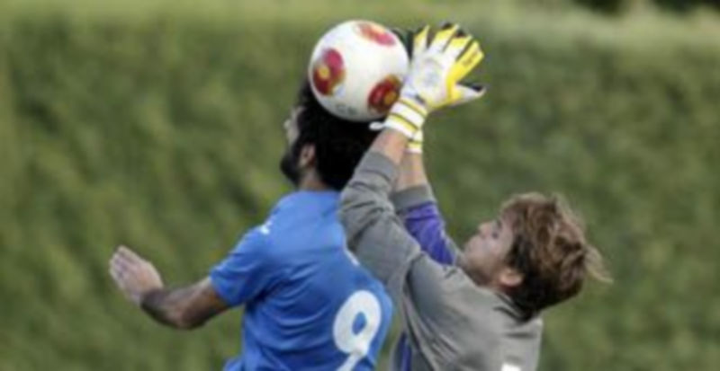 El portero visitante Rober evita con las manos el remate del delantero granjeño Ricardo. / Juan Martín