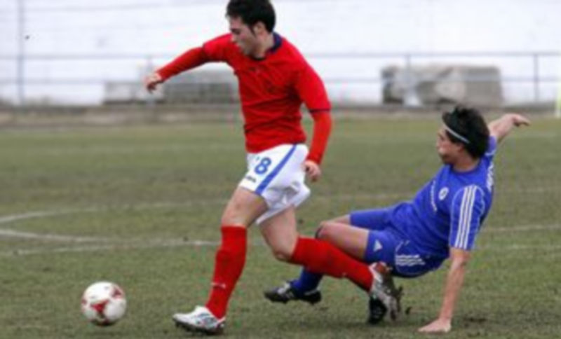 Un momento del encuentro de ida jugado en el campo de Santa Clara. / Gabriel Gómez