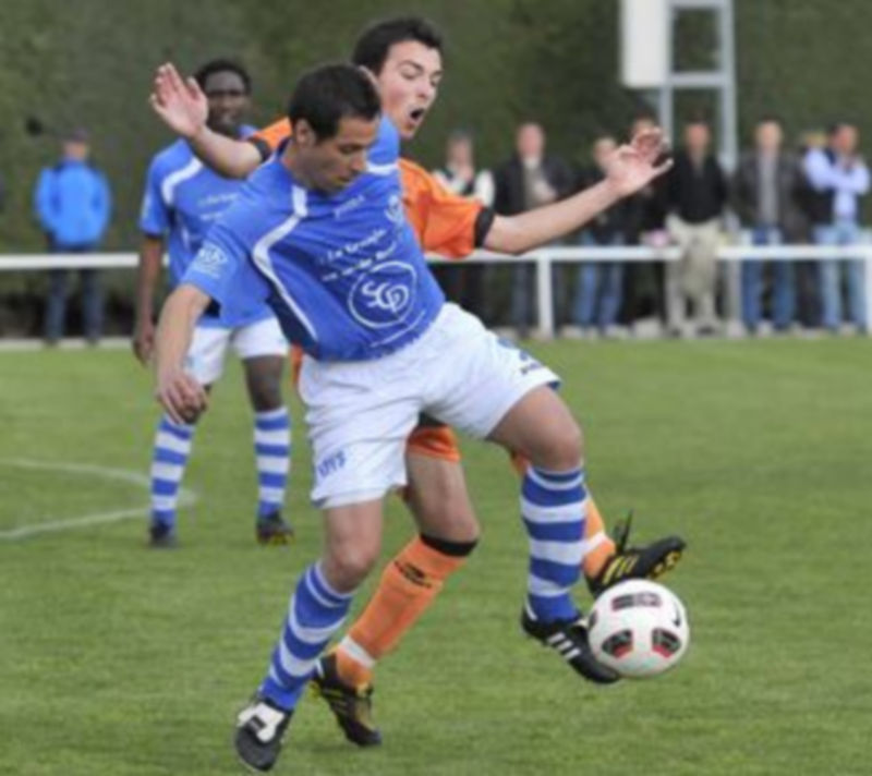César Bravo controla el balón en un anterior La Granja-Burgos Promesas. / K.