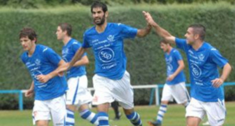 Los granjeños Ricardo y Adrián celebran un gol durante un encuentro anterior. / Lara Mazagatos