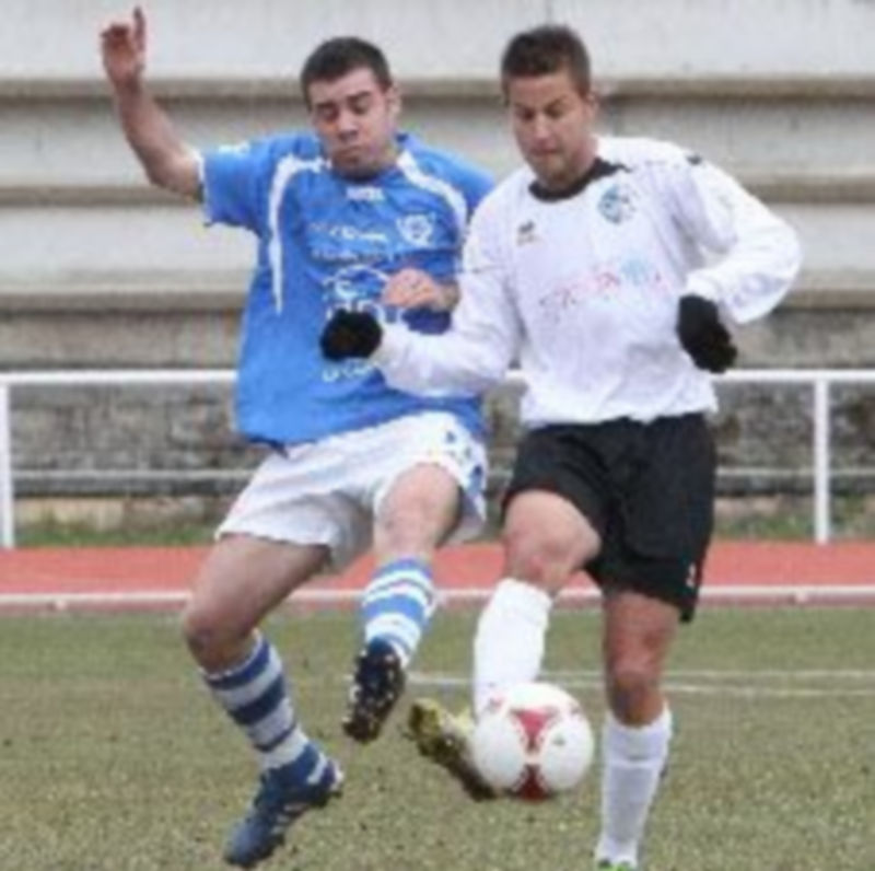 Adrián intenta evitar el pase de un jugador del Salamanca B. / Morgan