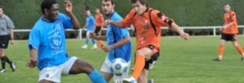 Guy disputa un balón con un rival del Íscar