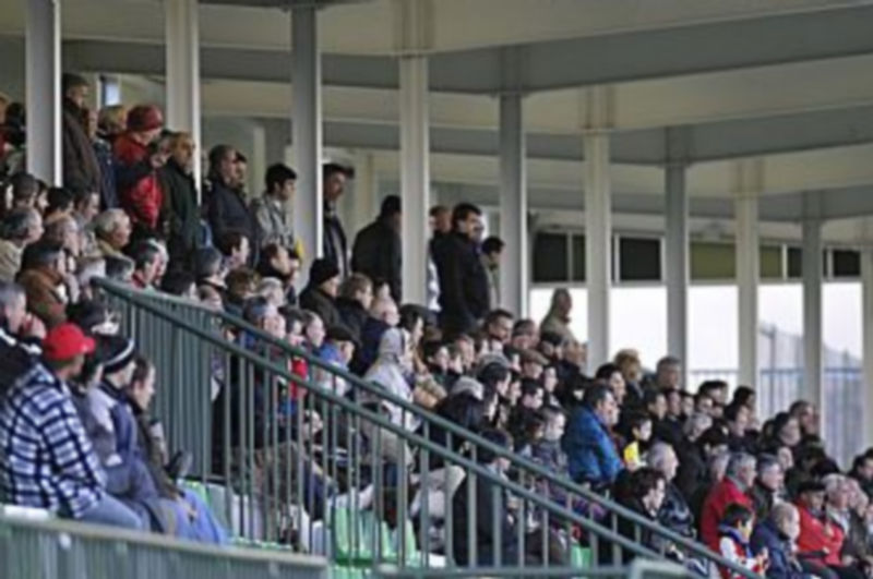 Aspecto del nuevo graderío cubierto del campo de fútbol de La Albuera. / Juan Martín