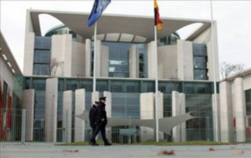 Dos policía patrullan el exterior de la Cancillería en Berlín