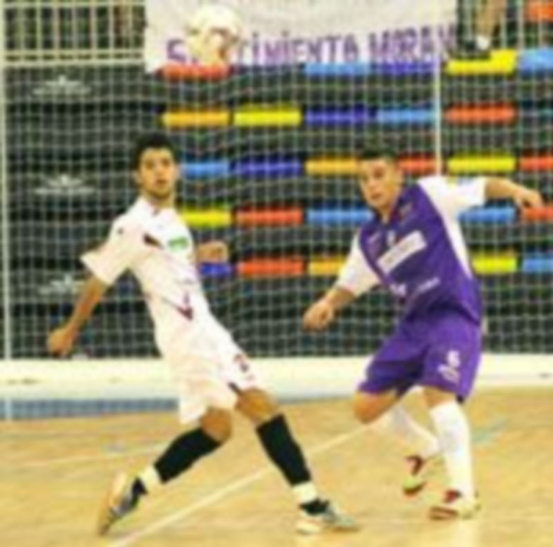 David presiona a un jugador del Gestesa durante el encuentro disputado en Guadalajara en la primera vuelta. / LNFS