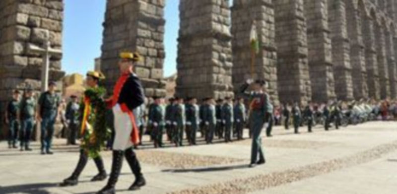 Un momento del acto de homenaje a los caídos celebrado en el Azoguejo