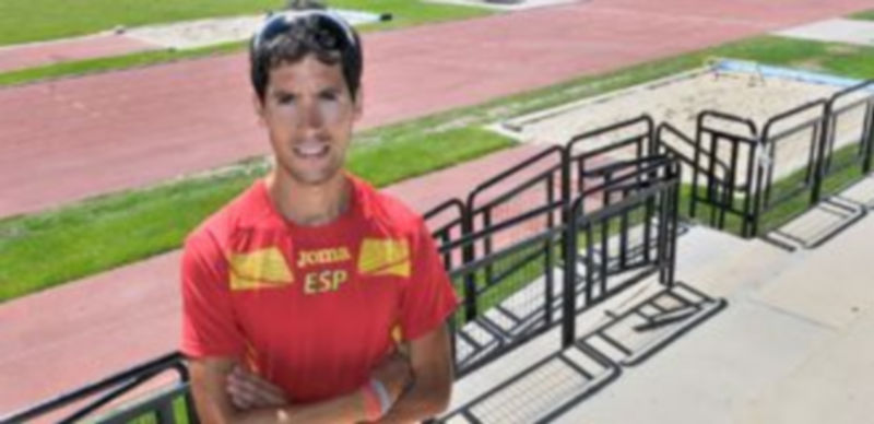 Javier Guerra posa con la camiseta de la selección española en la grada de las pistas Antonio Prieto de La Albuera