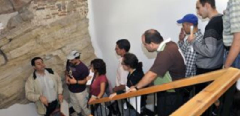 Los geólogos explican la antiüedad de las rocas en el interior de un local en la calle Cervantes. / KAMARERO