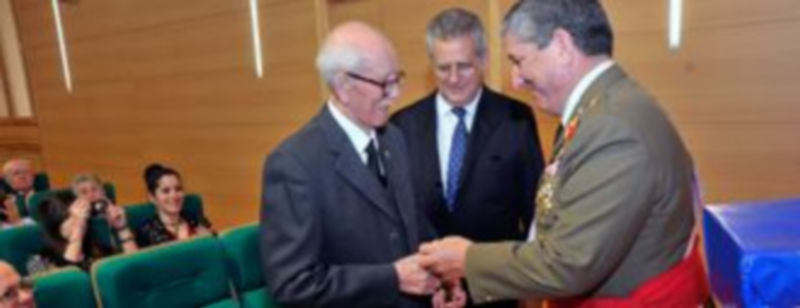 El general Sotomayor entrega a Félix Martín el premio San Hermenegildo./KAMARERO