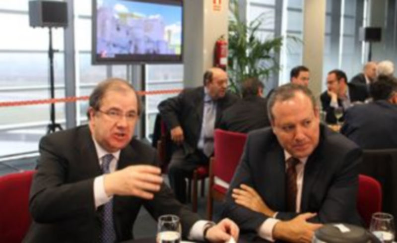 Juan Vicente Herrera (izq.)y Jesús Terciado (dcha.) presentan el marco financiero de apoyo empresarial 2012 de la Agencia de Innovación y Financiación Empresarial de Castilla y León./ ICAL