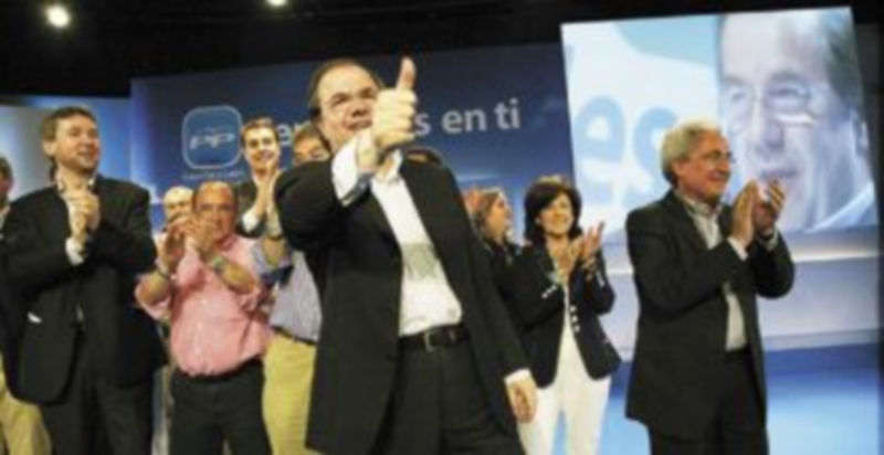 Juan Vicente Herrera al final del acto de cierre de campaña en Burgos