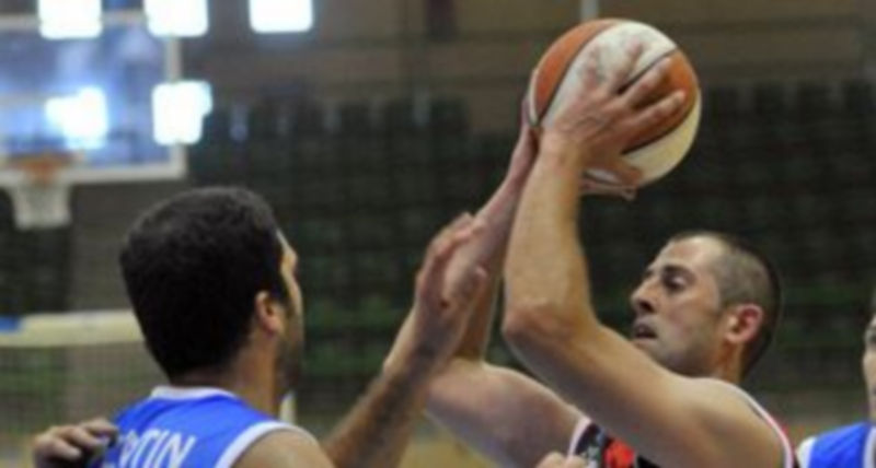 Juan Herrero se dispone a lanzar a canasta durante el ‘All Star Ciudad de Segovia’ disputado en junio. /Kamarero