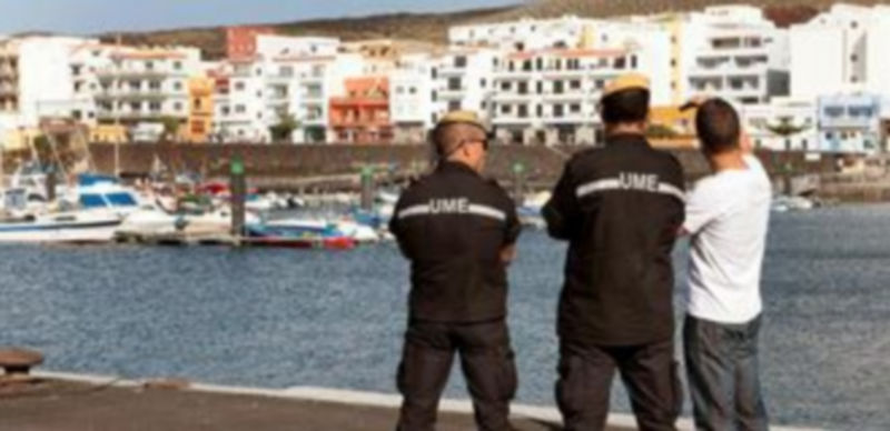 Dos soldados de la UME conversan con un vecino de La Restinga después de que el Instituto Geográfico Nacional (IGN) registrara hoy dos seísmos