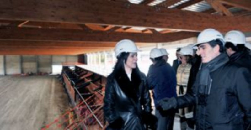 La consejera visitó hoy las obras de la nueva pista cubierta. / KAMARERO