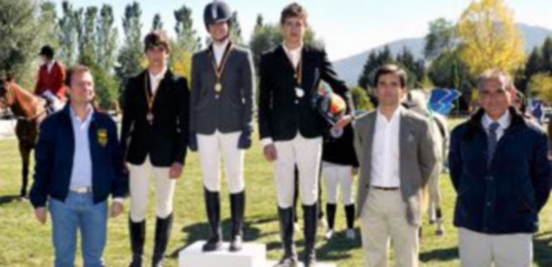 El alcalde de El Espinar (i.) y el presidente de la Federación Hípica Regional (d.)