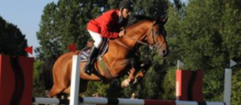 Ricardo Jurado realizando un salto en la primera calificativa del Campeonato de salto de obstáculos