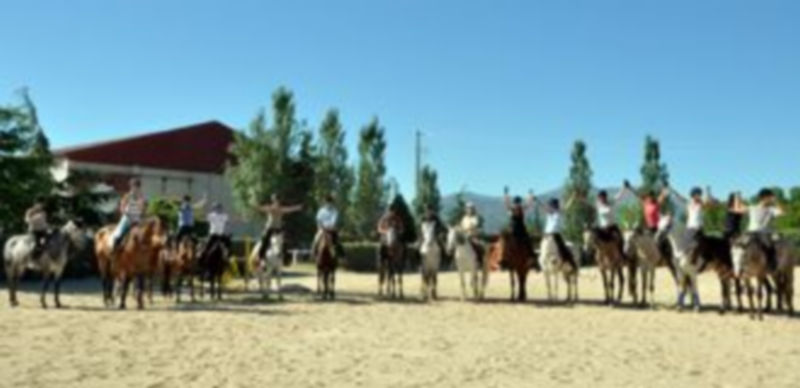 Varios alumnos de la Escuela Segoviana de Equitación –que comienza un nuevo curso el 1 de octubre– sobre sus caballos. / El Adelantado.